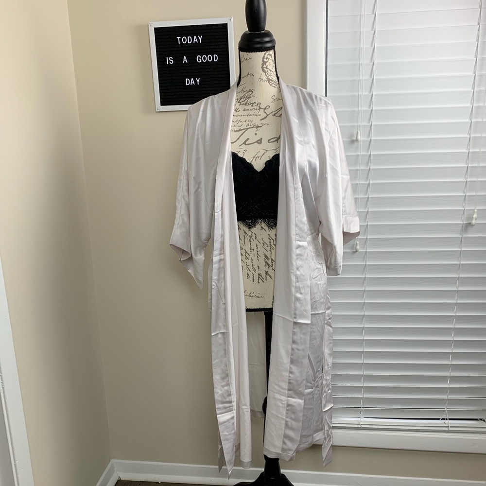 ❗️SOLD❗️Victoria’s Secret silk kimono robe - Picture 1 of 4